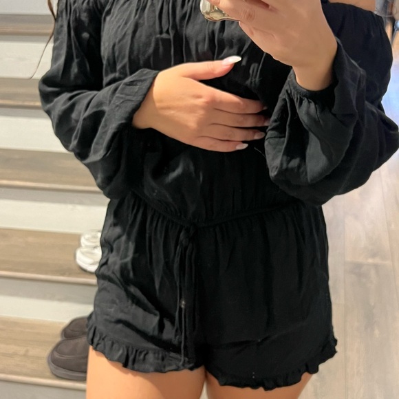 Off the shoulder flowy long sleeve short romper - Picture 3 of 5